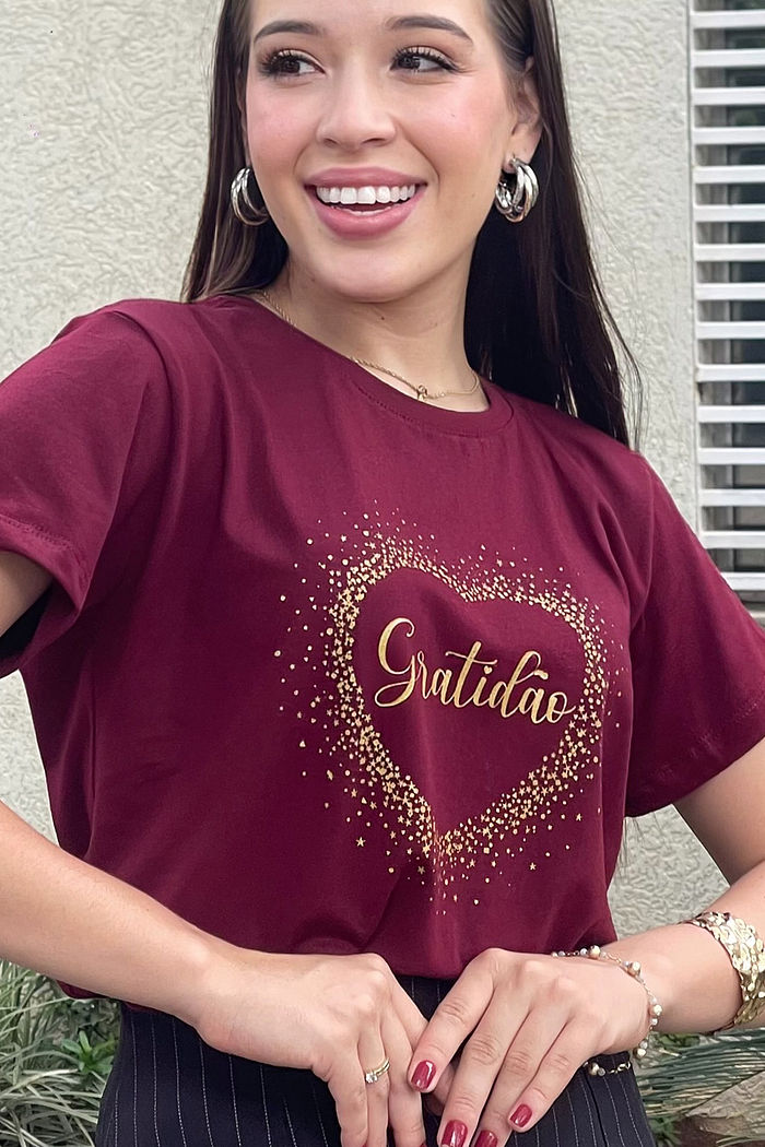 T-Shirt Coração Gratidão - Borgonha