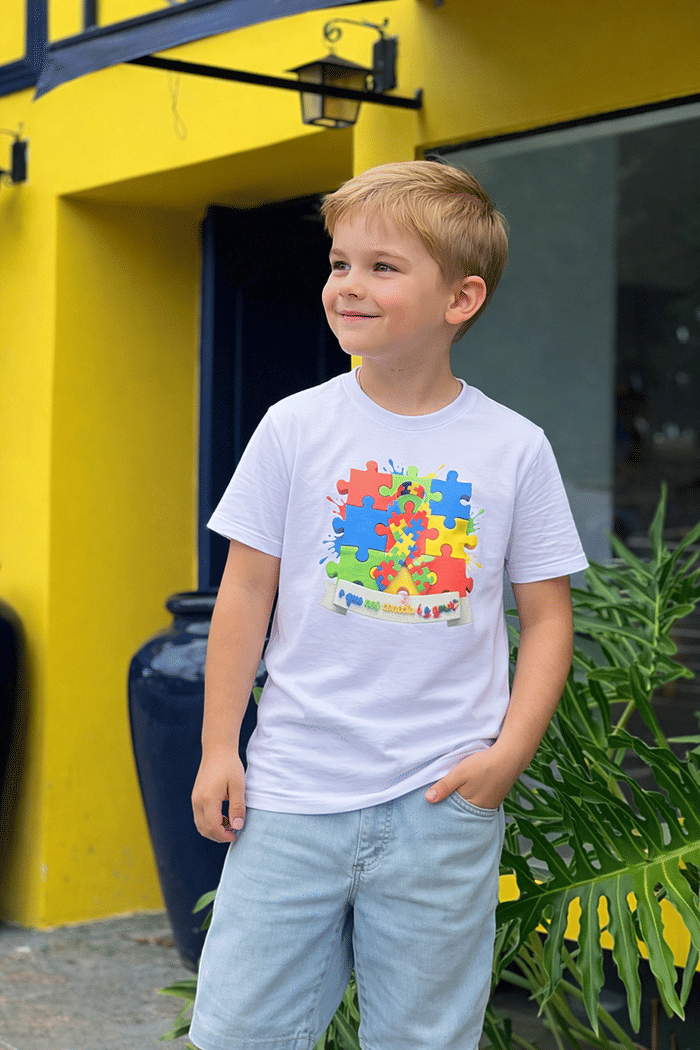 T-Shirt Infantil O que nos conecta é o amor - Autismo DTF - Branco