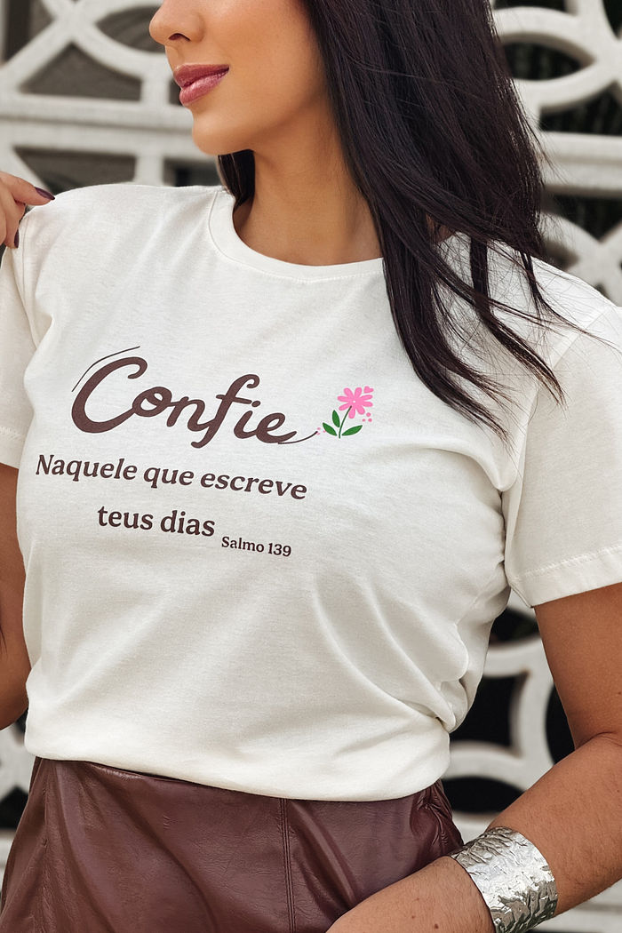 T-Shirt Confie naquele que escreve teus dias - Neve