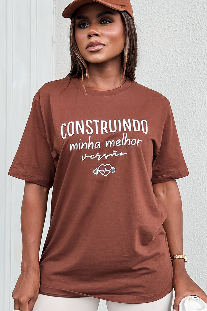 Max Tee Unissex Construindo minha melhor versão DTF - Marrom