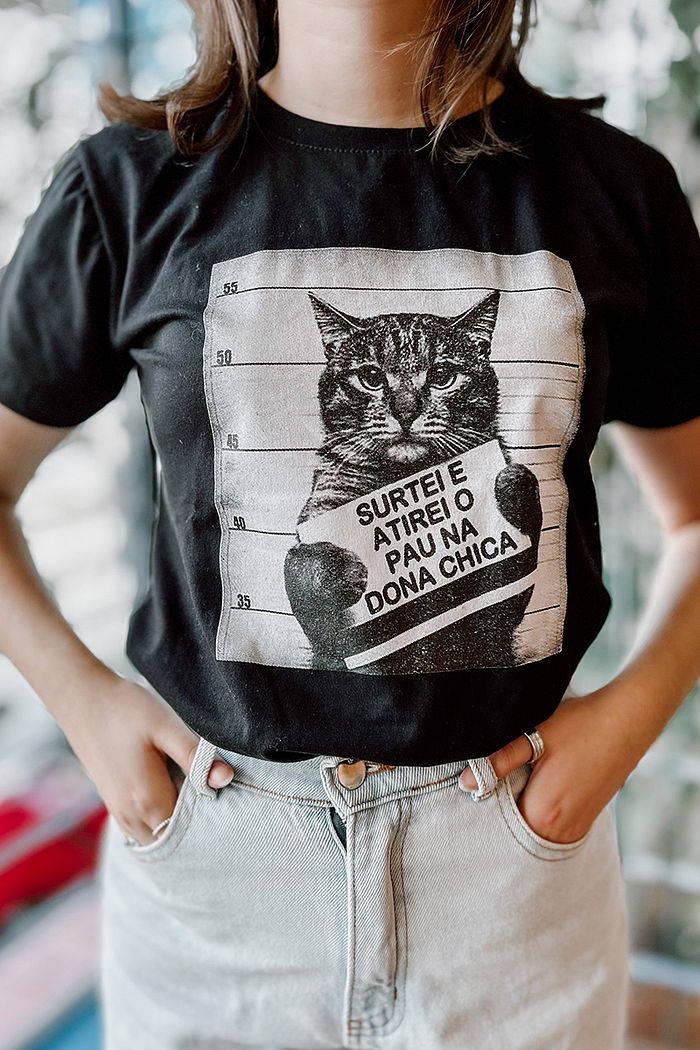 T-Shirt Surtei e atirei o pau na dona chica - Preto