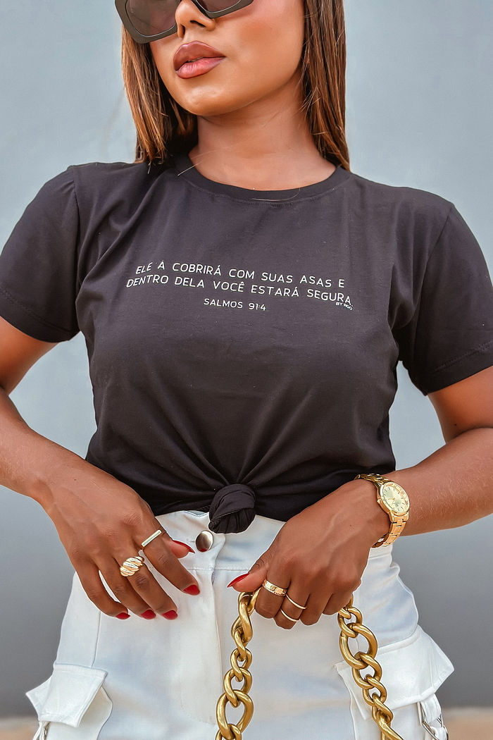 T-Shirt Ele a cobrirá com suas asas - Preto