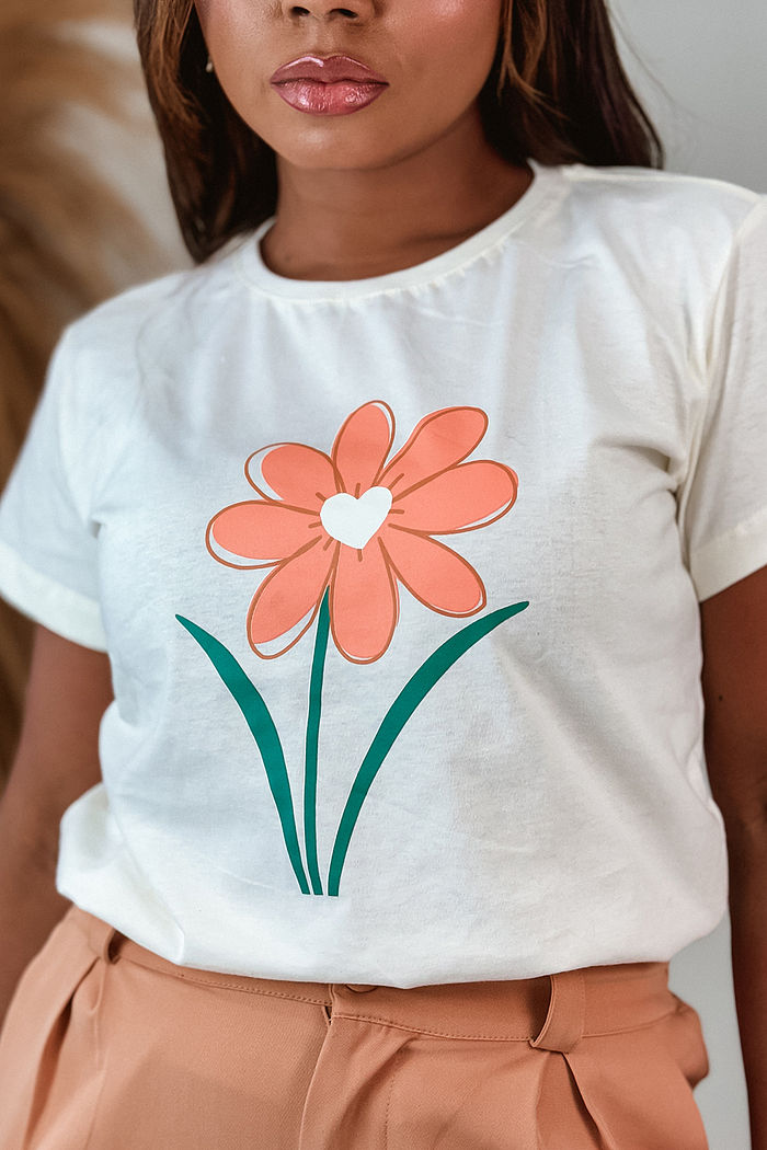 T-Shirt Flor miolo de coração - Off White