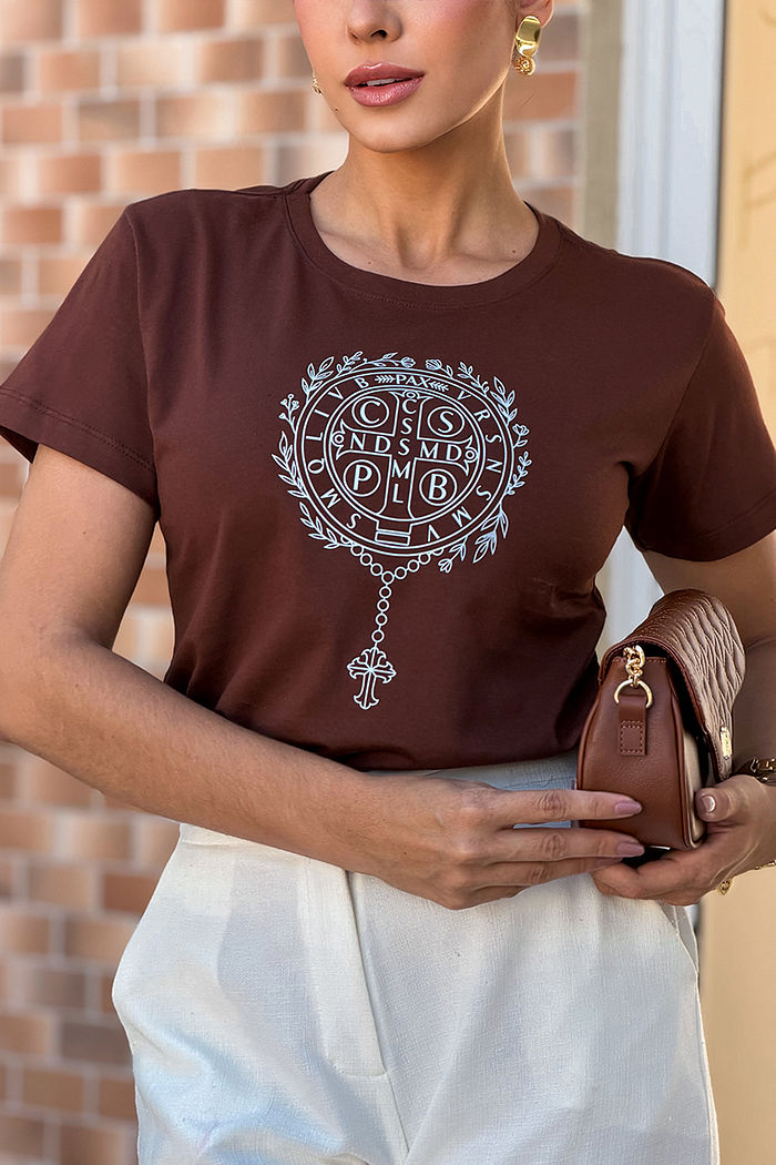 T-Shirt Cruz Sagrada ramo flores DTF - Marrom