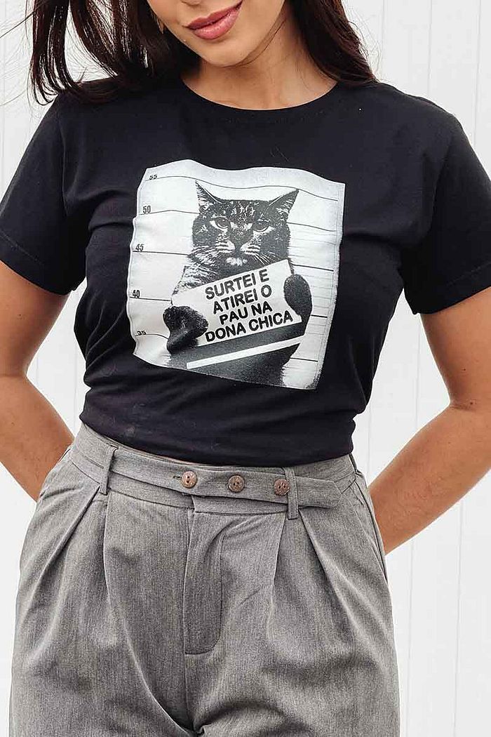 T-Shirt Surtei e atirei o pau na dona chica - Preto