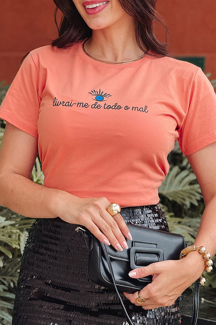 T-Shirt Livrai-me de todo o mal - Living Coral