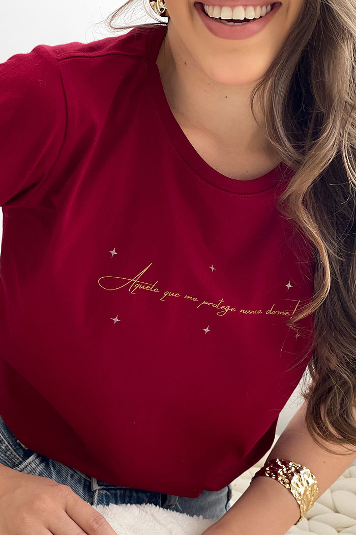 T-Shirt Aquele que me protege nunca dorme - Bordô