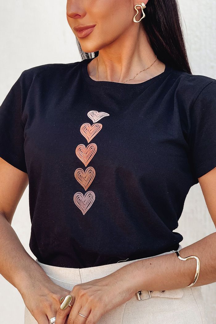 T-Shirt Cinco corações - Preto