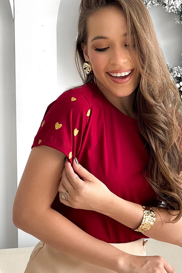 T-Shirt Corações Desenhados poá na manga - Bordô