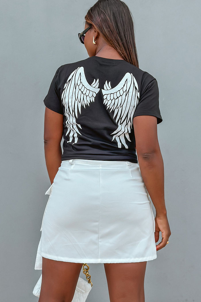 T-Shirt Ele a cobrirá com suas asas - Preto