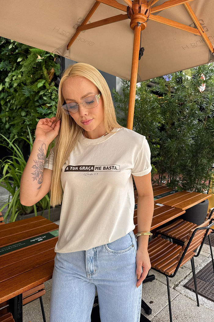 Tshirt Premium - Tua graça me basta - Off White