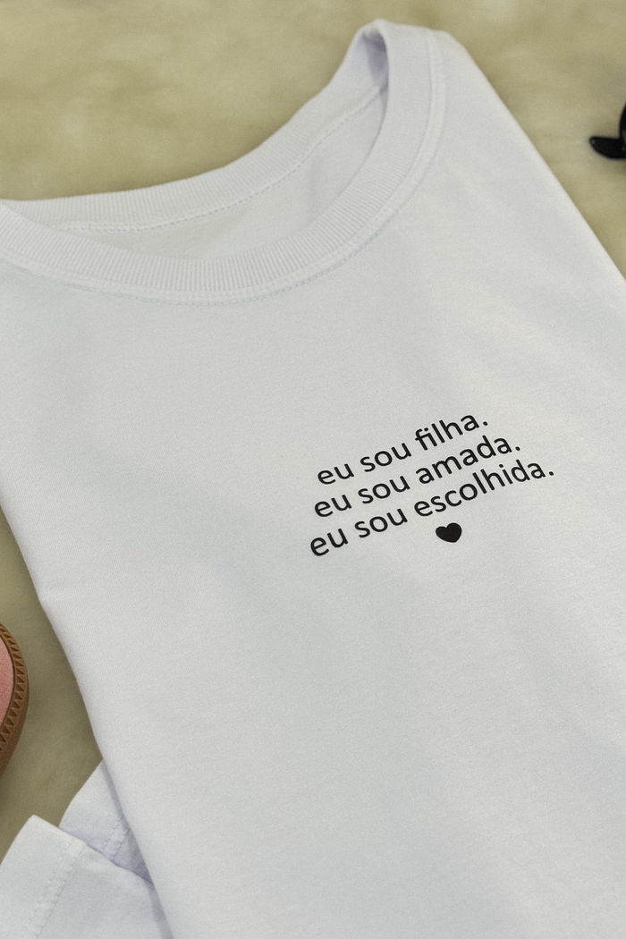 Tshirt Premium - Eu sou filha, eu sou amada - Branca
