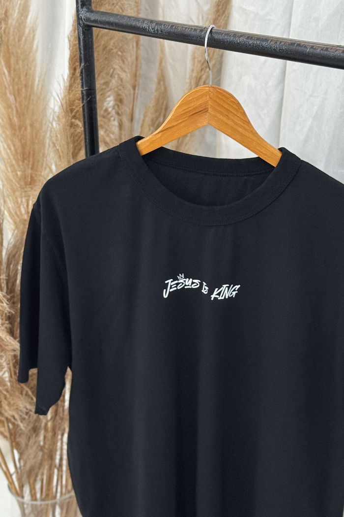 T-shirt Oversized - Jesus is King - Preta
