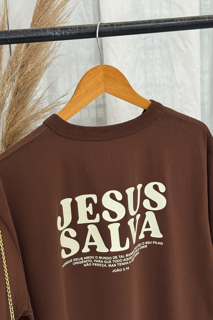 Tshirt Oversized - Jesus salva - Marrom