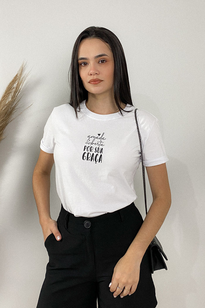 Tshirt Premium - Amada e Coberta Por Sua Graça - Branca
