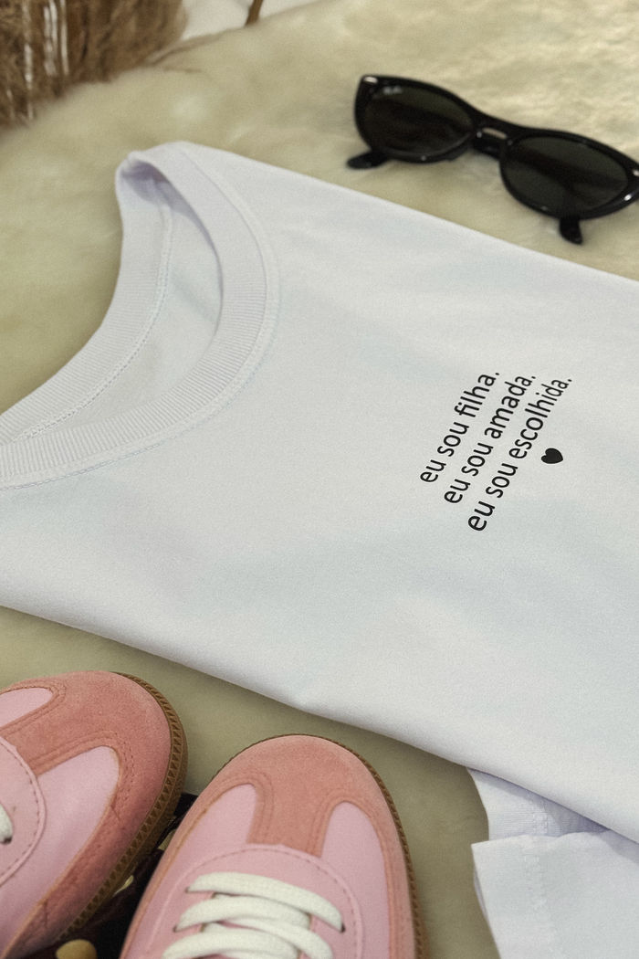 Tshirt Premium - Eu sou filha, eu sou amada - Branca
