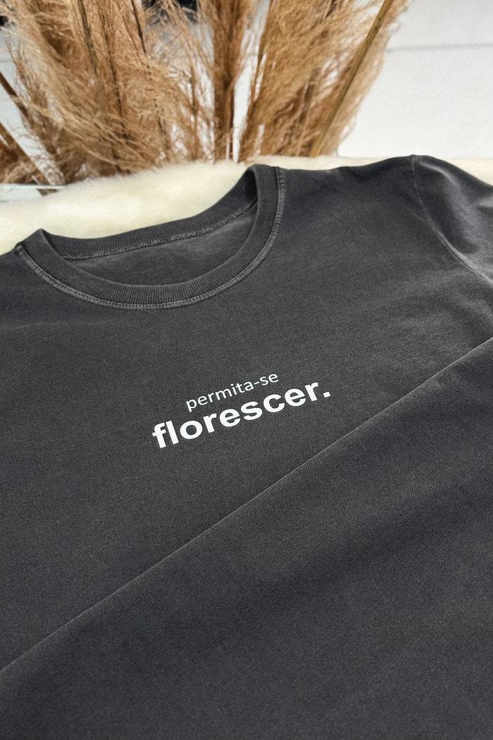 Tshirt Premium - Permita-se Florescer - Cinza estonado