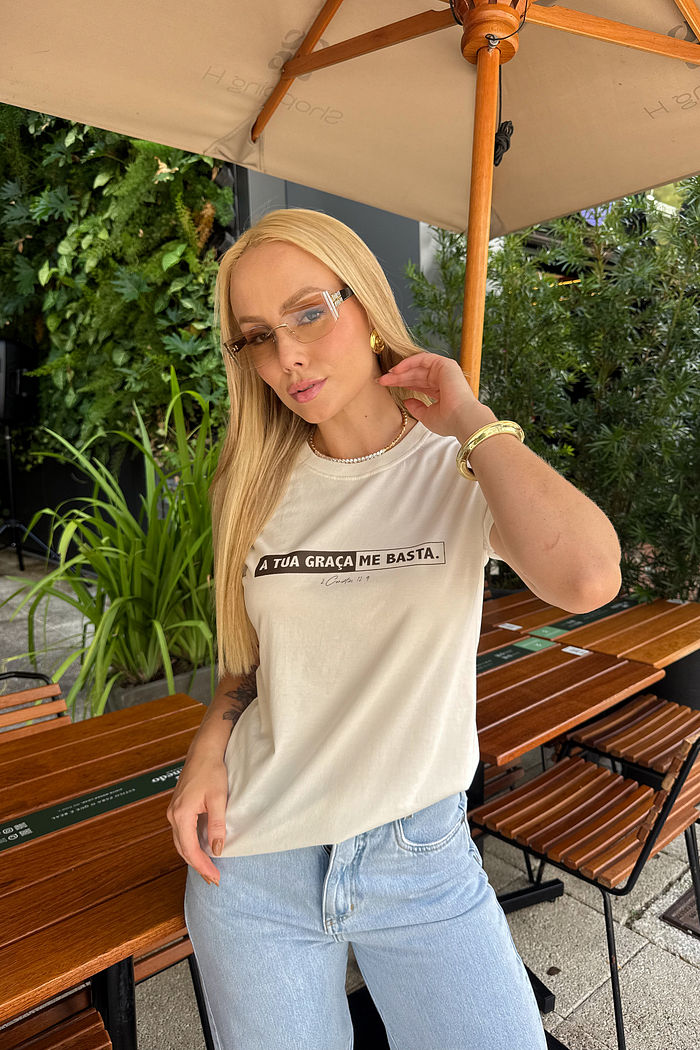 Tshirt Premium - Tua graça me basta - Off White