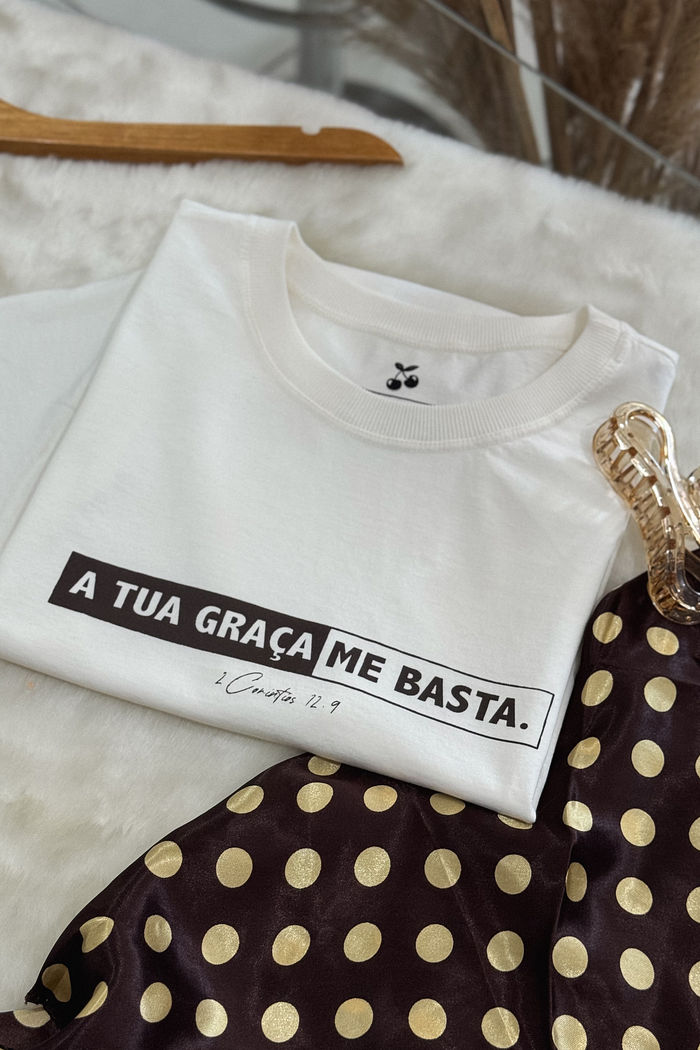 Tshirt Premium - Tua graça me basta - Off White