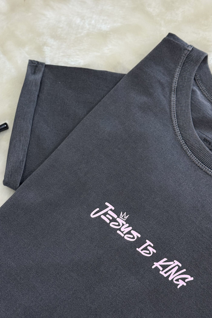 Tshirt Premium - Jesus is King - Cinza Estonado