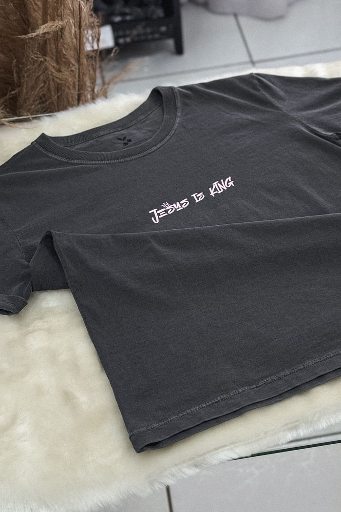 Tshirt Premium - Jesus is King - Cinza Estonado
