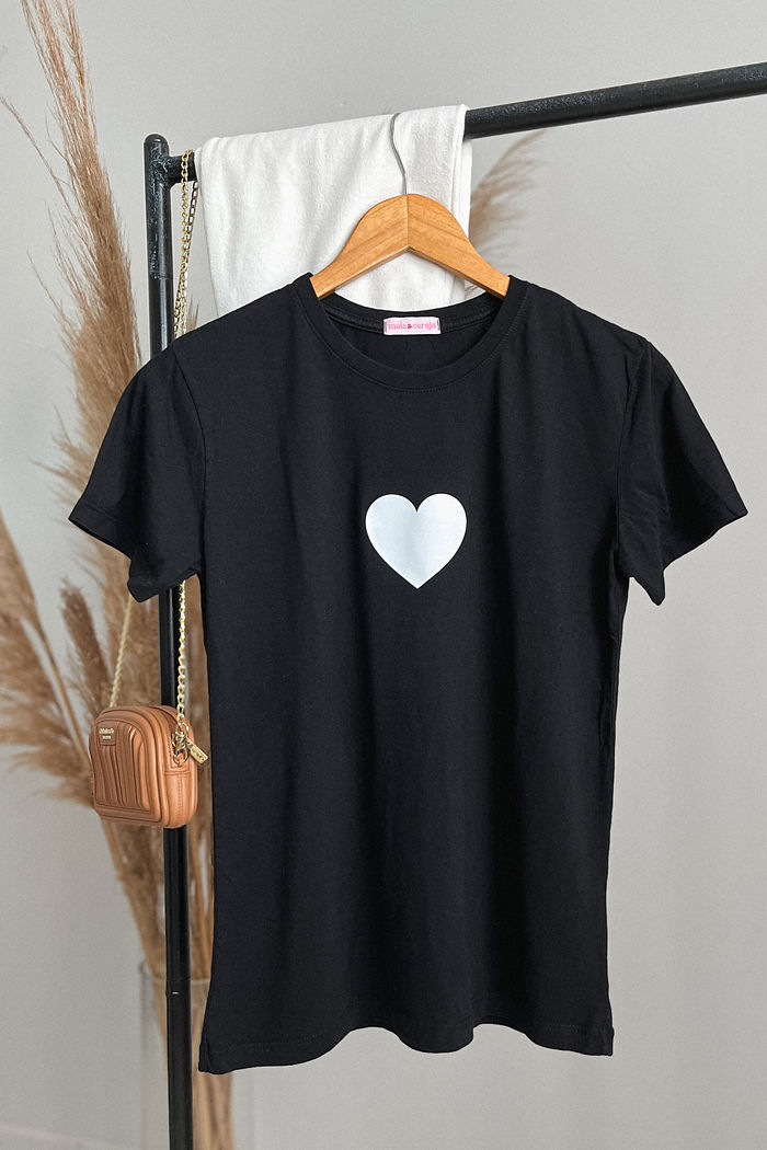 Tshirt Basic - Coração - Preta