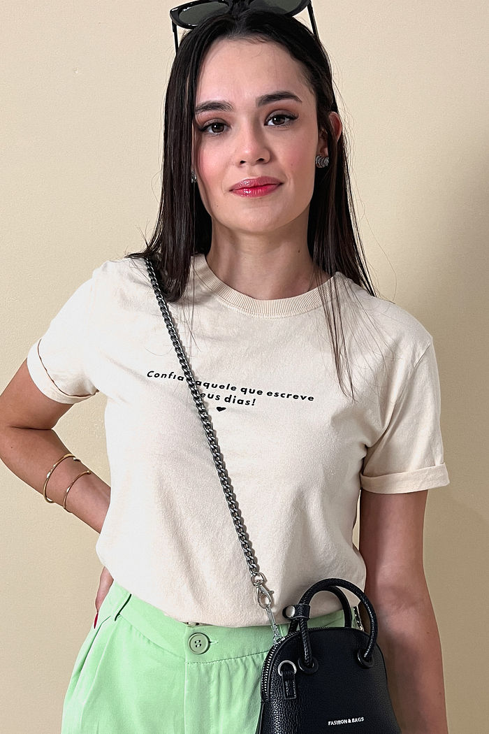 Tshirt Premium - Confia naquele que escreve teus dias - Areia