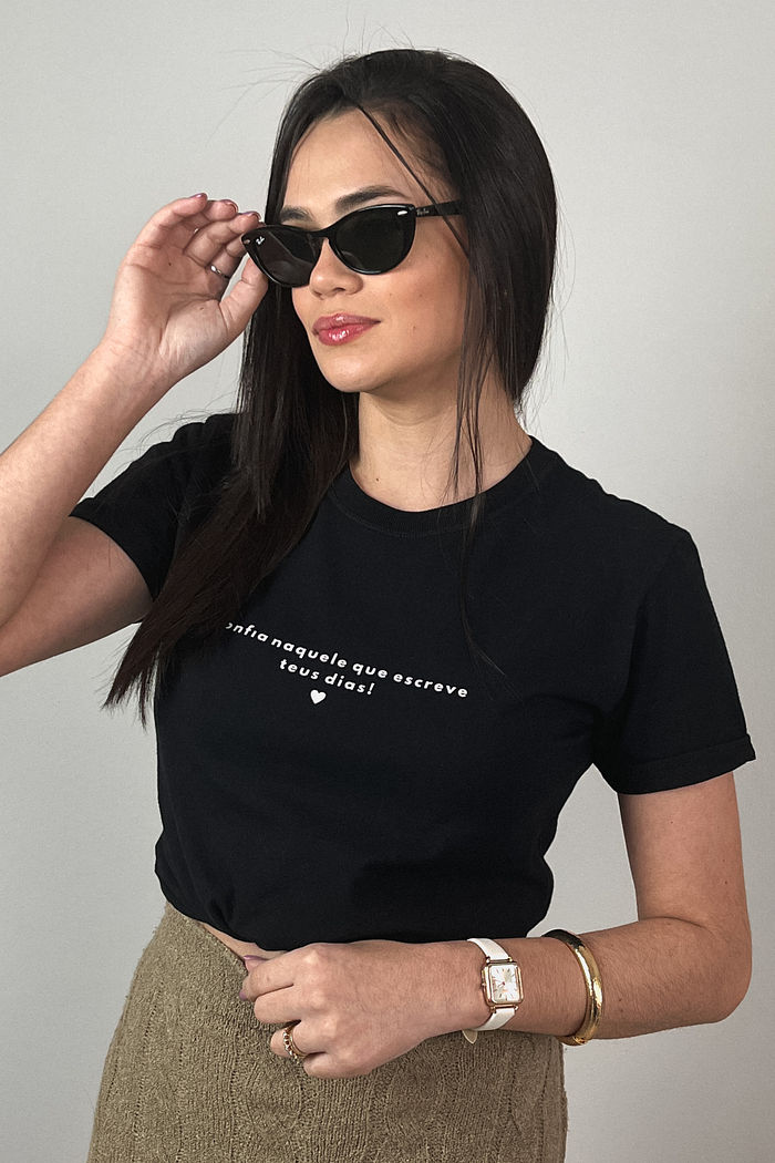 Tshirt Premium - Confia naquele que escreve teus dias - Preta