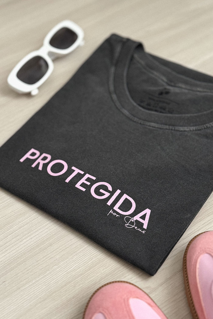 Tshirt Premium - Protegida - Cinza