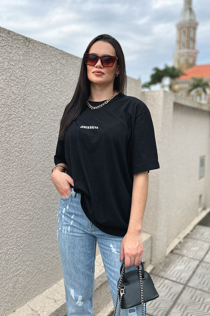 Tshirt Oversized - Jesus salva - Preta