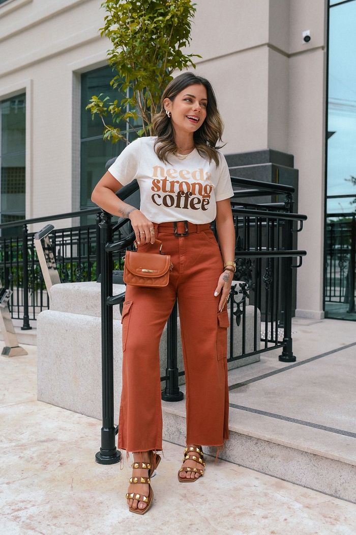 T-shirt  Needs Coffee Off White  tee linda.