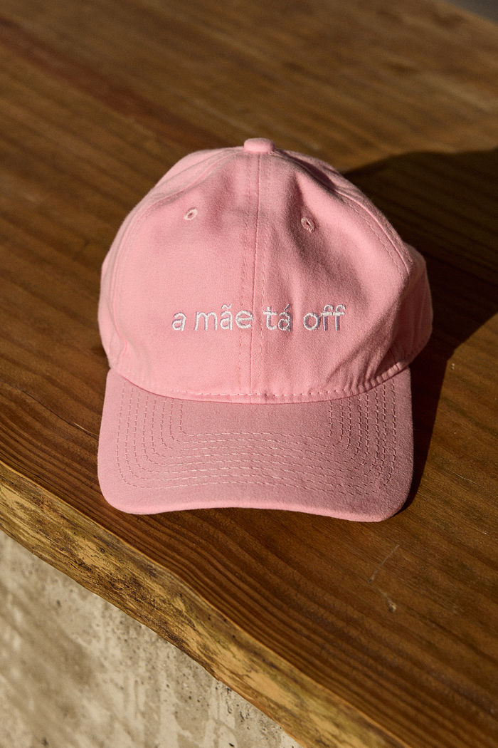 Boné Bordado A Mãe Ta Off