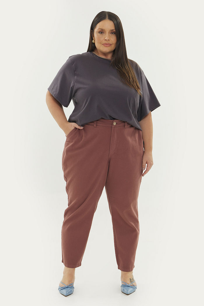 Calça Mom Sarja Trento Marrom