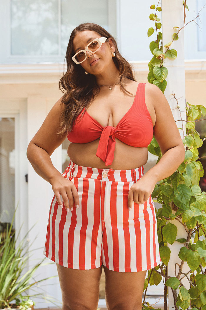 Short Sarja Olivia Listrado Vermelho