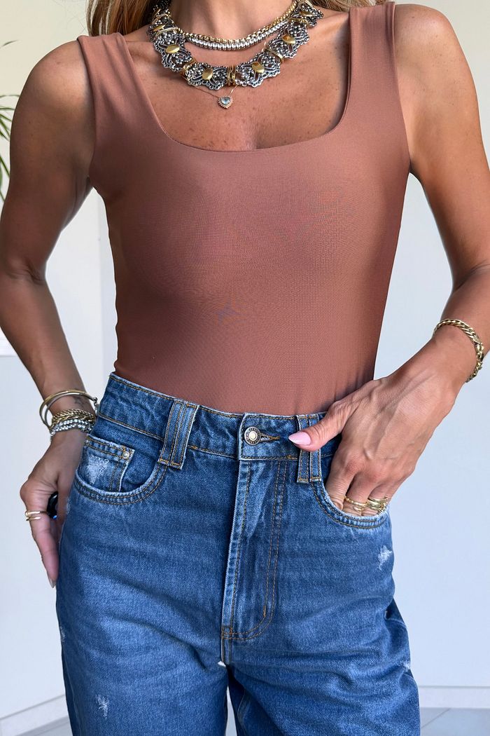 Body Regata Decote Quadrado em Suplex Premium cor Marrom