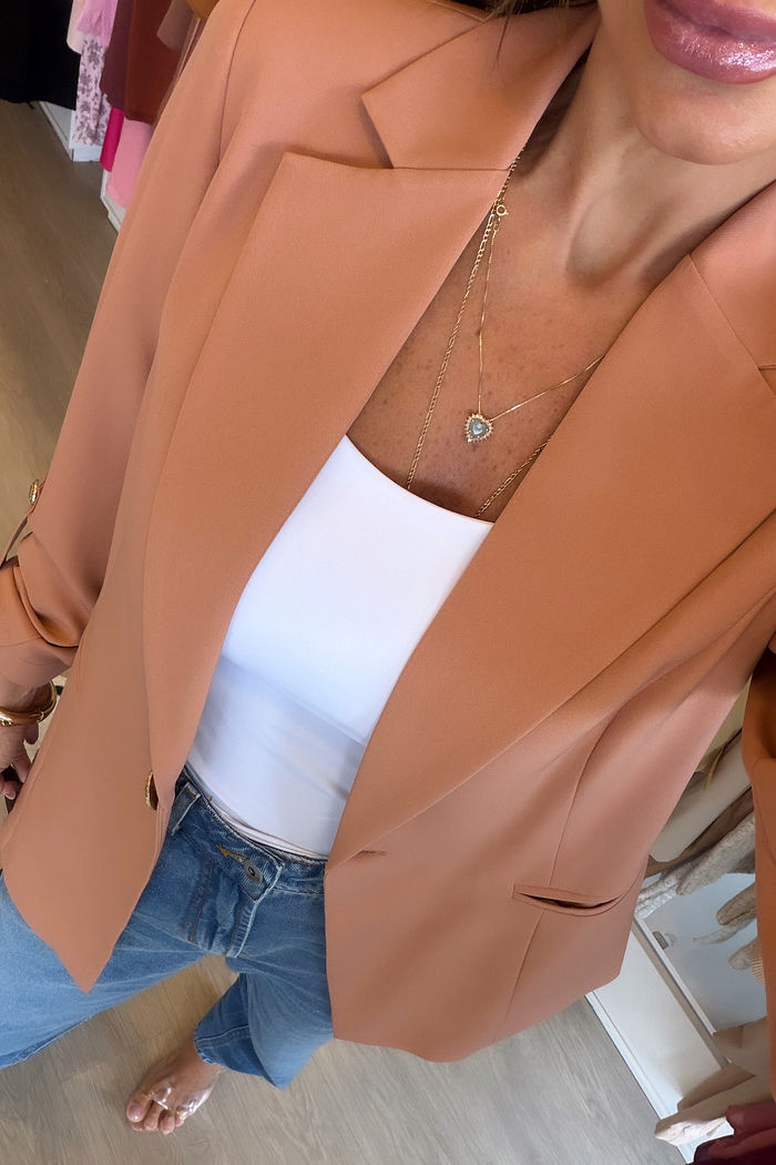 Blazer Longo Drama Signature Alfaiataria Premium com Martingale 1 botão cor Doce de Leite