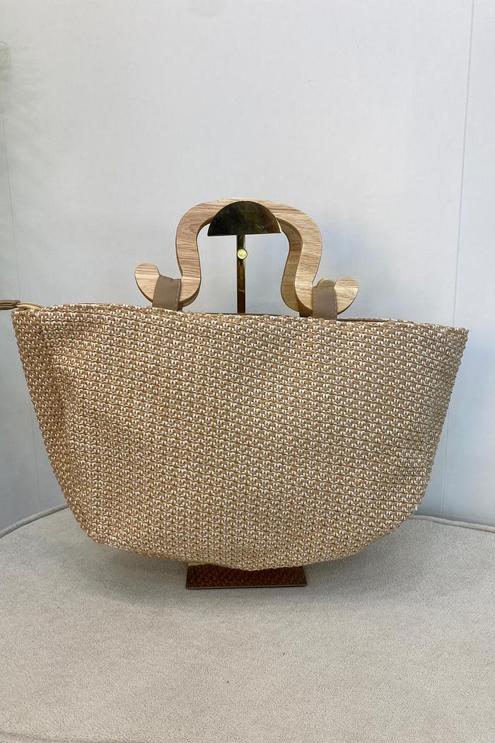 Bolsa de Praia Palha com Alça Escultural em Madeira