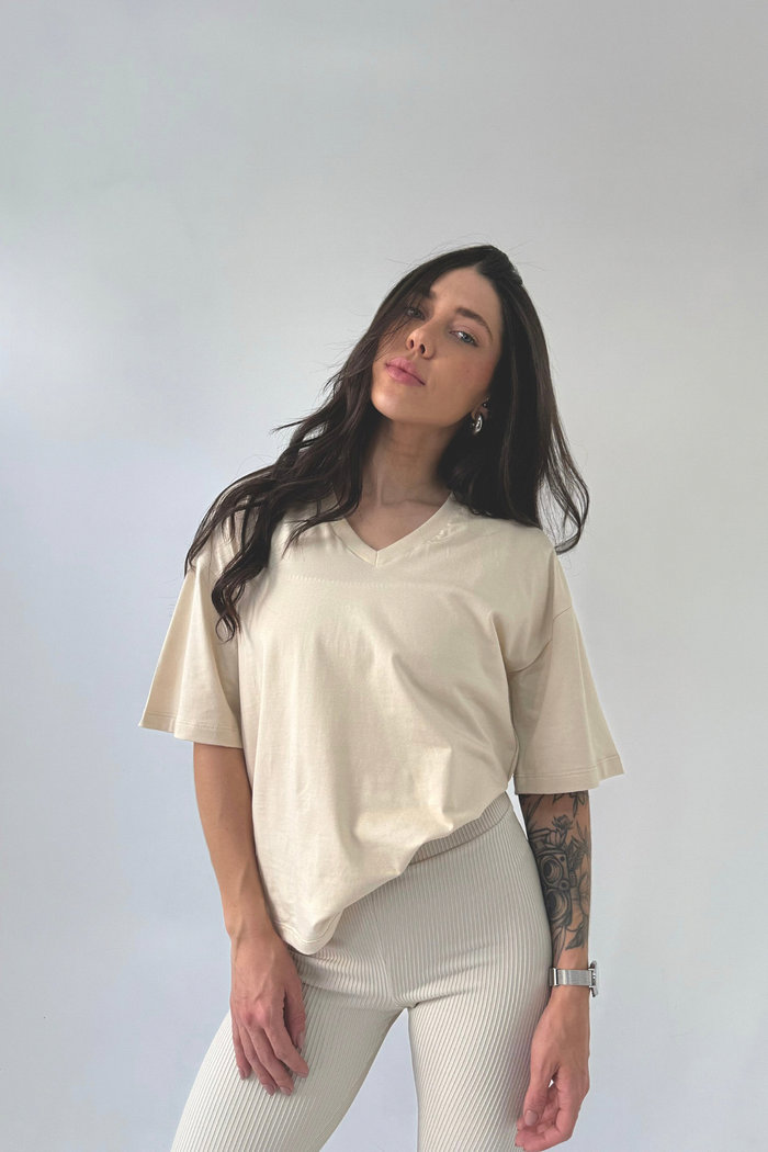 CAMISETA FIO EGÍPCIO OVERSIZED COM GOLA V LAYLA NIAH