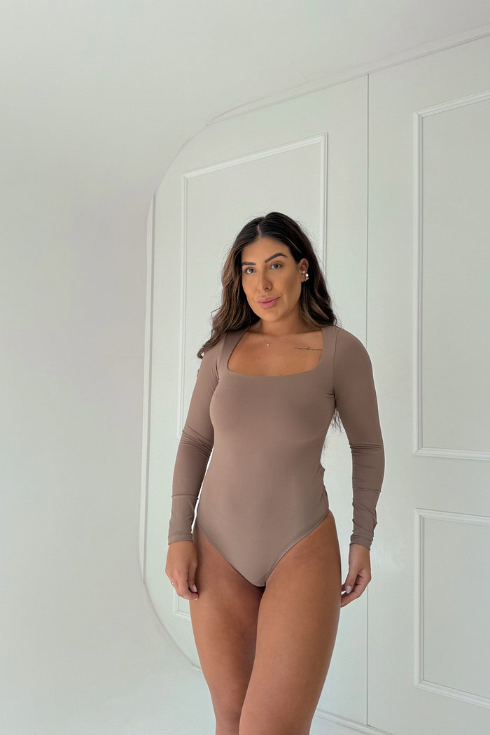 BODY AJUSTADO EM CORTE RETO LEONA