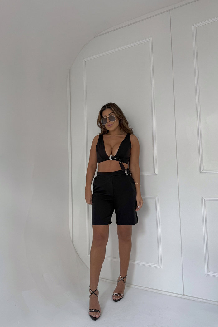 TOP COM FIVELA MONIQUE LANÇA PERFUME