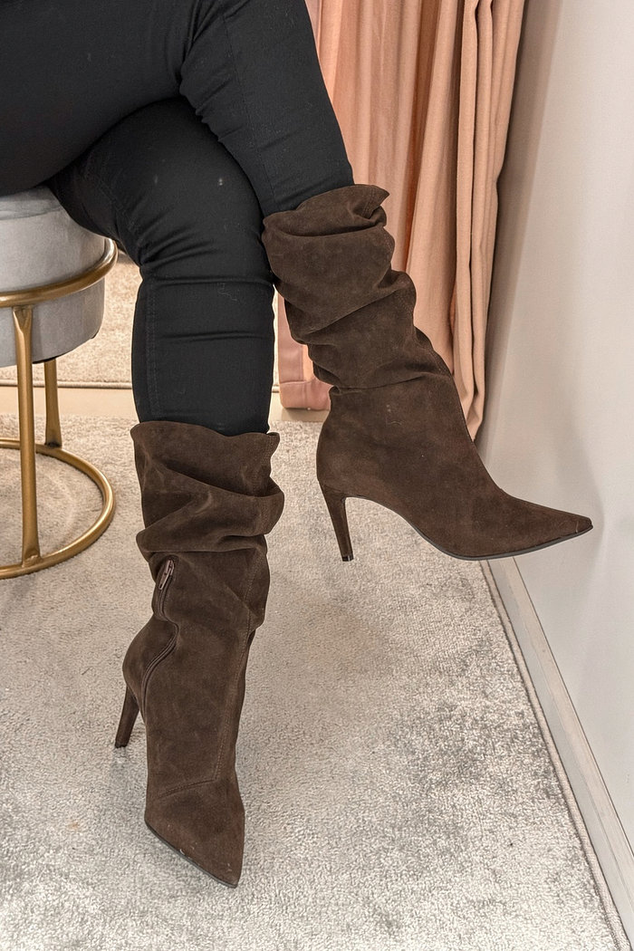 BOTA CANO MÉDIO EM CAMURÇA NATHALIA