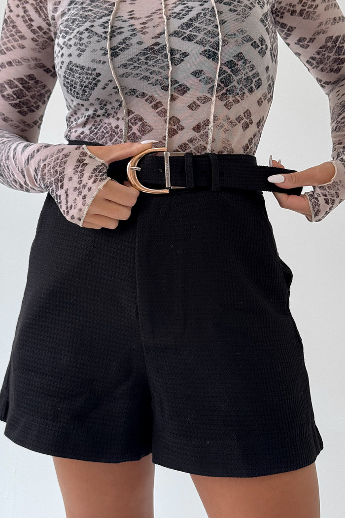 SHORT ALFAIATARIA ISABELA LANÇA PERFUME