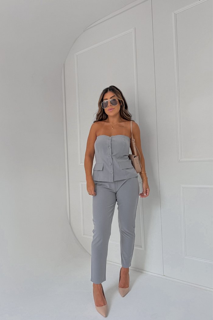 CALÇA RETA COM BOLSO FACA PÂMY