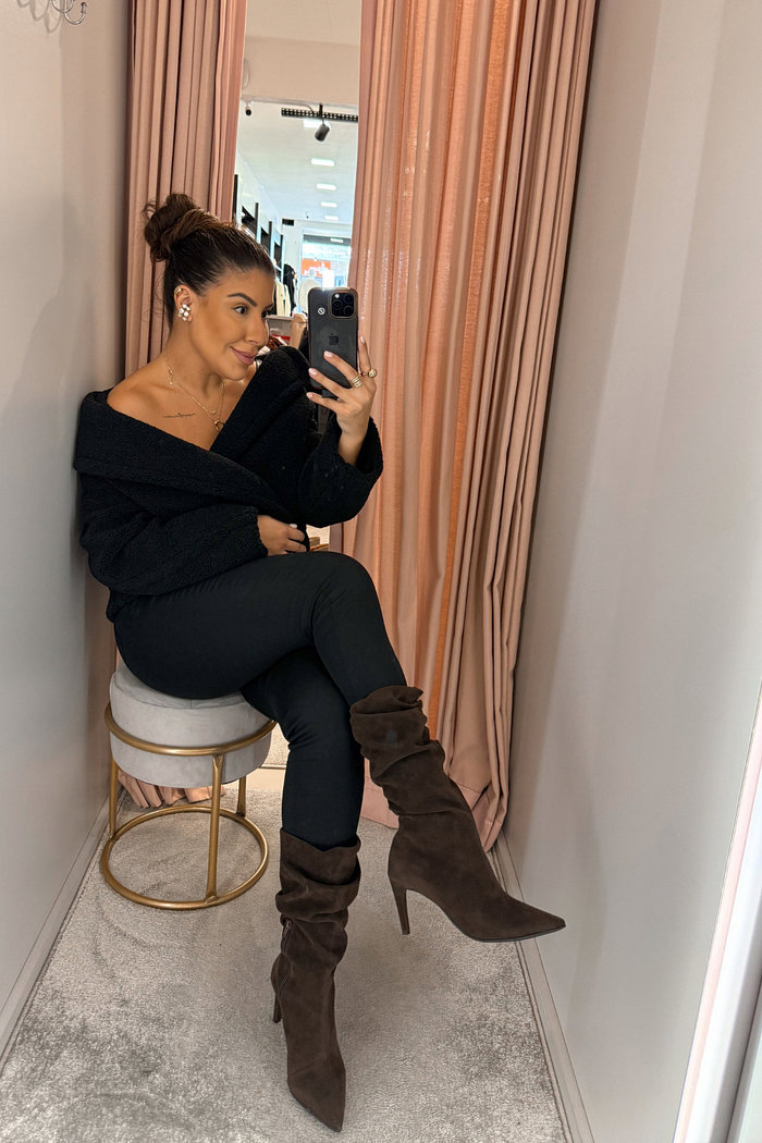 BOTA CANO MÉDIO EM CAMURÇA NATHALIA