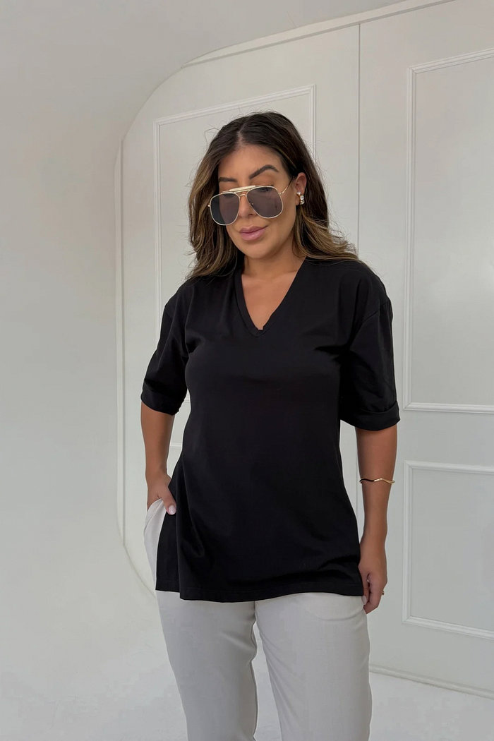 CAMISETA EM FIO EGÍPCIO ALONGADA COM RECORTE MARIA NIAH