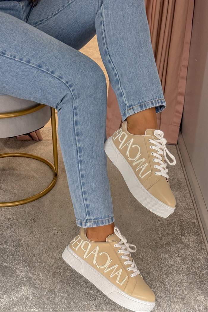 TÊNIS EM COURO MYA LANÇA PERFUME