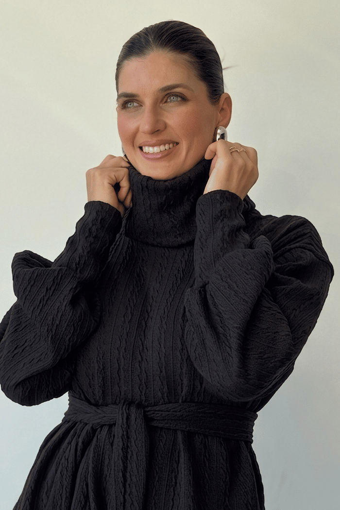 BLUSÃO GOLA ALTA TRAMA PRETO