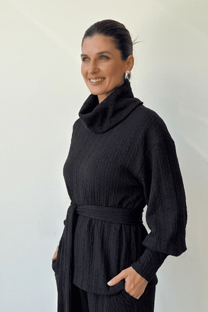 BLUSÃO GOLA ALTA TRAMA PRETO