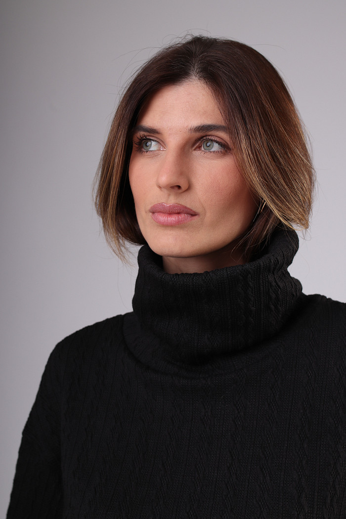 BLUSÃO GOLA ALTA TRAMA PRETO