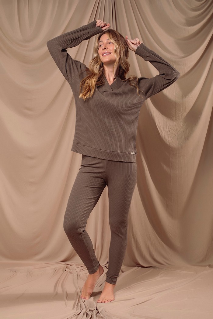 Pijama blusão e calça slim de algodão com elastano